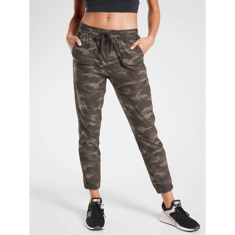 Athleta Camo Farallon Jogger 8P Petite Green Cargo athleisure Lounge Pants